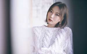 王珞丹照片(36岁王珞丹罕曝素颜黑眼圈浓重显惊悚，发际线堪忧被指撞脸葛优)