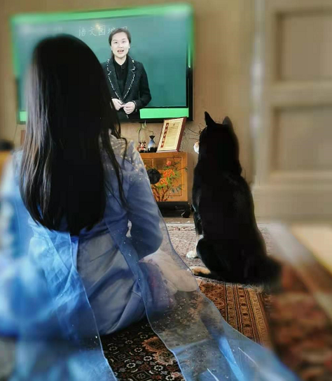 雷佳音罕秀恩爱,外出逛街帮老婆背包,8岁女儿身高优越有气质