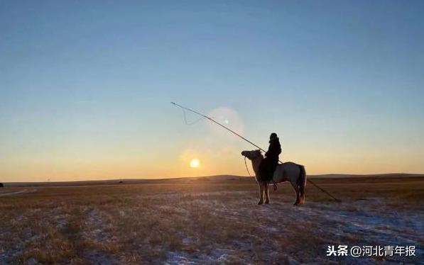 年入450万!骑马、赶羊、与狼玩耍,草原汉子因直播走红网络,还到清华培训
