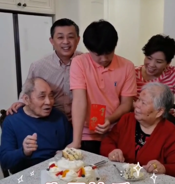 作为邓亚萍之子,“佛系”林瀚铭不被认可!他输球不吃饭,反而得到妈妈肯定,母子俩曾因国籍引发风波
