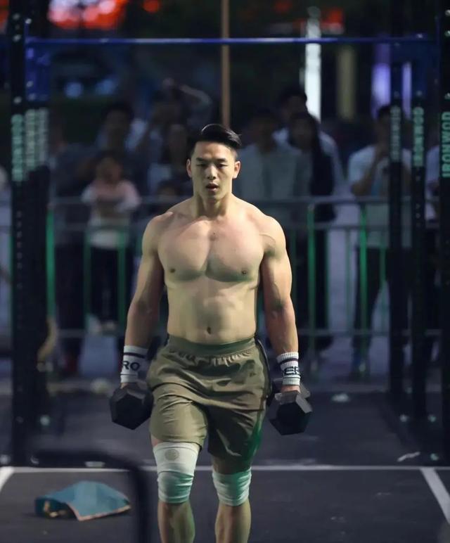 住院的肌肉男火了!这胸肌太好看了!