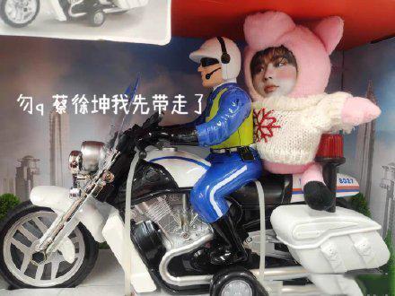 关于蔡徐坤的表情包合集｜我拎着蔡徐坤就跑