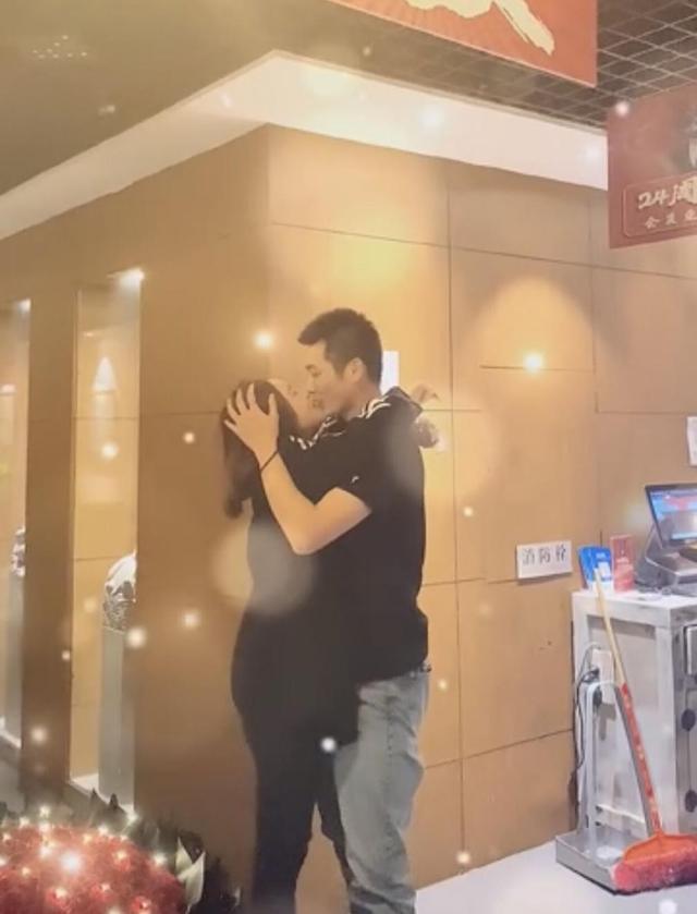 32岁女主持人被求婚!当场泪奔与男友热吻,男方准备仪式超2年
