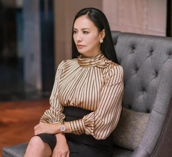 田丽气质真绝了,穿露肩装直角肩好优秀,52岁还有浓密乌黑长发