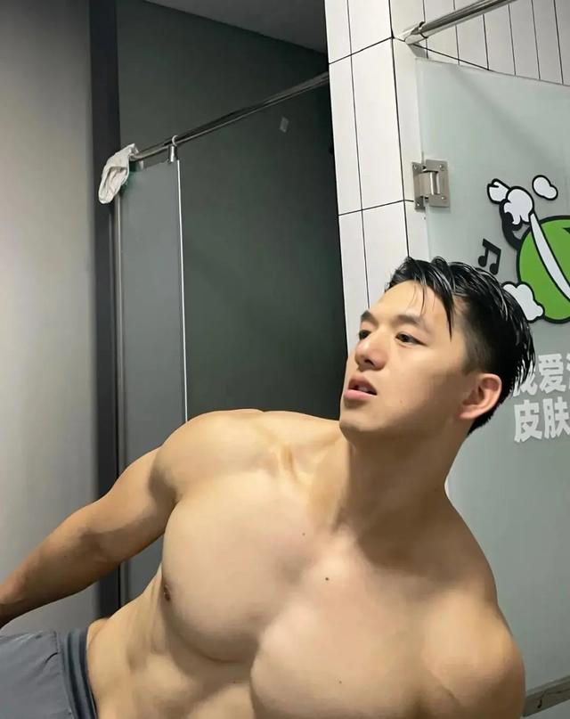 住院的肌肉男火了!这胸肌太好看了!