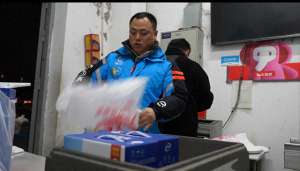 有人帮(哪有什么岁月静好，只是有人替你负重前行他们让这句话具象了)