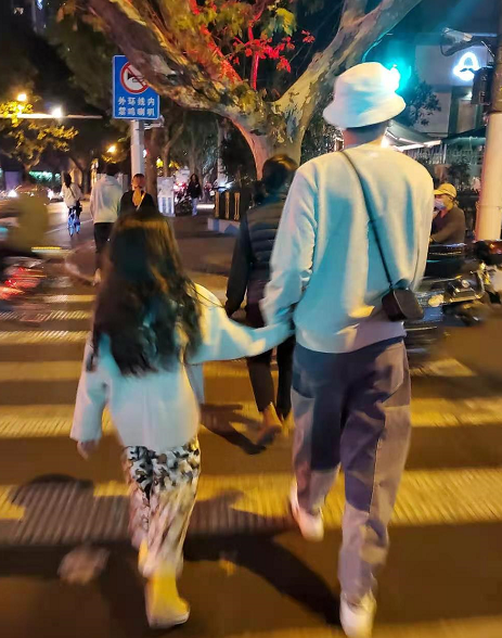 雷佳音罕秀恩爱,外出逛街帮老婆背包,8岁女儿身高优越有气质