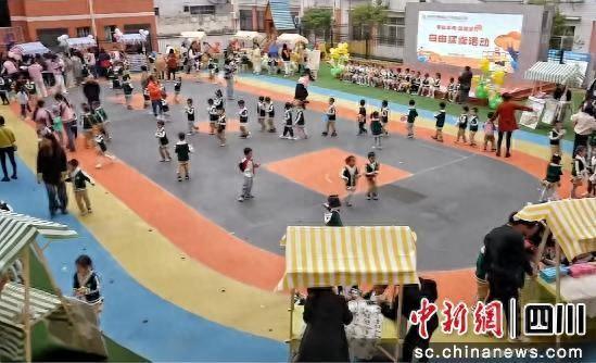 南充嘉陵:萌娃变身“小老板” 孝心集市热闹开市