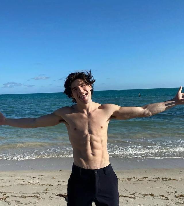 今年20岁的肌肉男模,看着他做什么事都让我疯狂