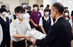 日本高中生(日本高中生抗议男女同校制度游行，独立学校魅力何在？)