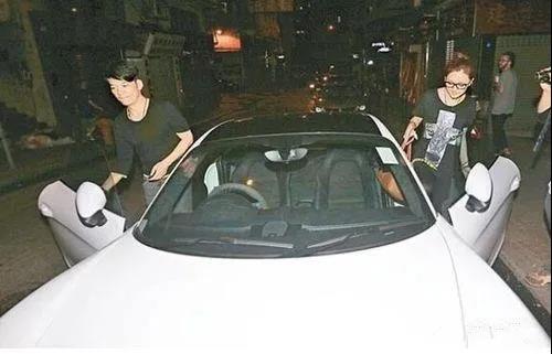 恋上51岁已婚大叔,32岁的香港女星当街失态,为爱着了魔?