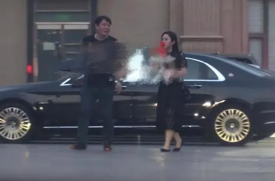 高亚麟携娇妻罕现身,体态饱满肚大如箩,与妻结婚12年不离不弃