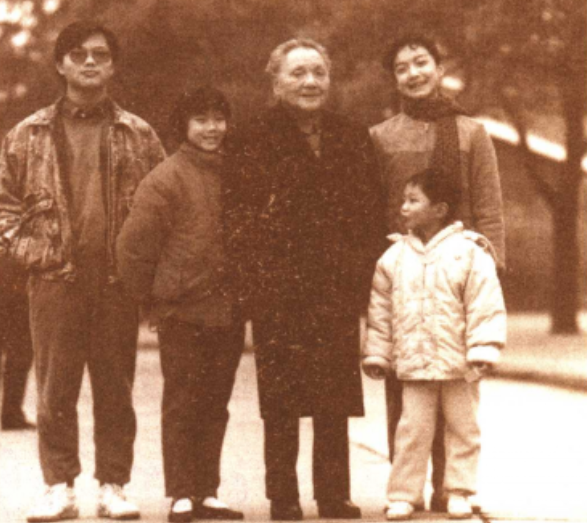 97年邓小平病逝,临终前和孩子们开玩笑:把我骨灰埋咱家苹果树下
