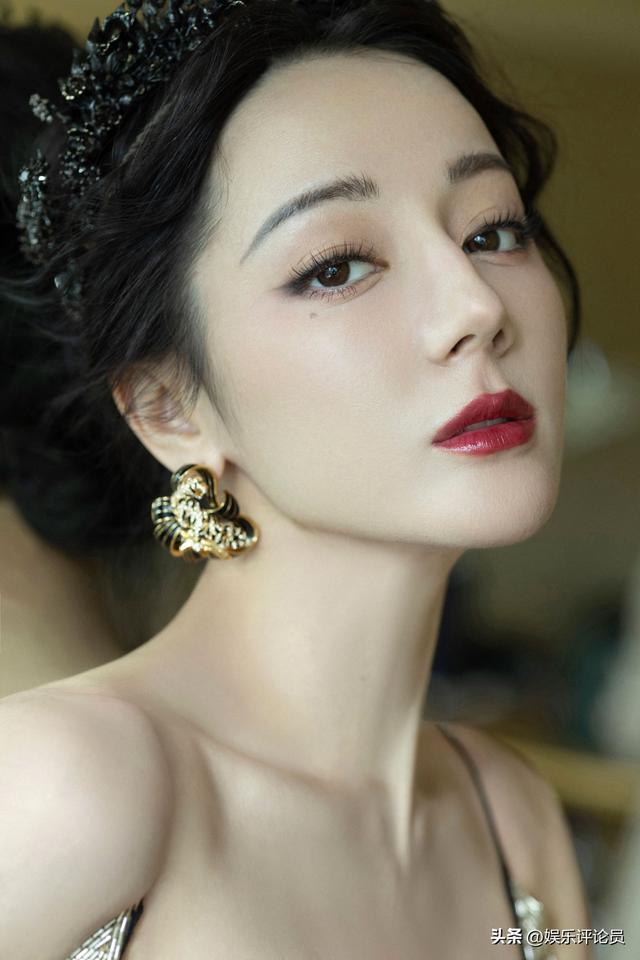 迪丽热巴 翘臀细腰 性感又不失端庄 鎏金神女气质让人倾倒