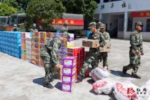 黄大军(200武警官兵抵汨罗市磊石垸 黄大军朱平波一线慰问)