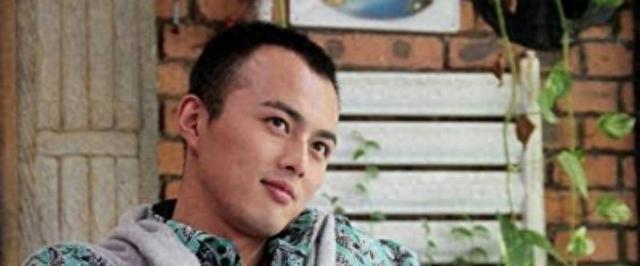 他是蒋欣前男友,也是张佳宁前男友,长得帅演技好,却戏红人不红