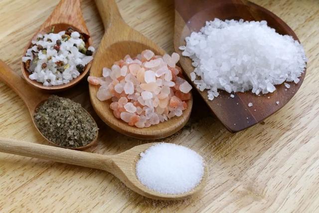 买食用盐,“精盐”和“海盐”该怎么选?加碘盐和无碘盐哪个更好?