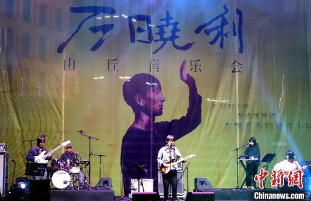 万晓利在秋夜吟唱：一切没有想象的那么糟