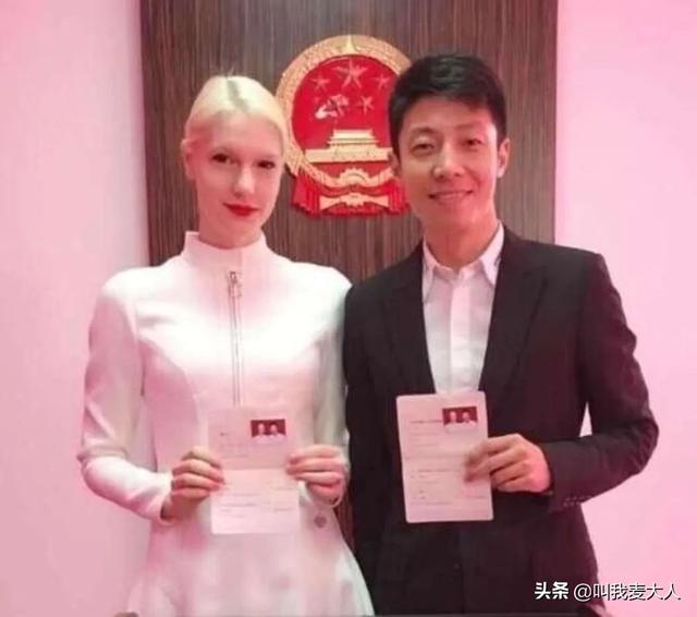章子怡前男友火了!洋媳妇北大博士肤白貌美,混血龙凤胎实在太萌