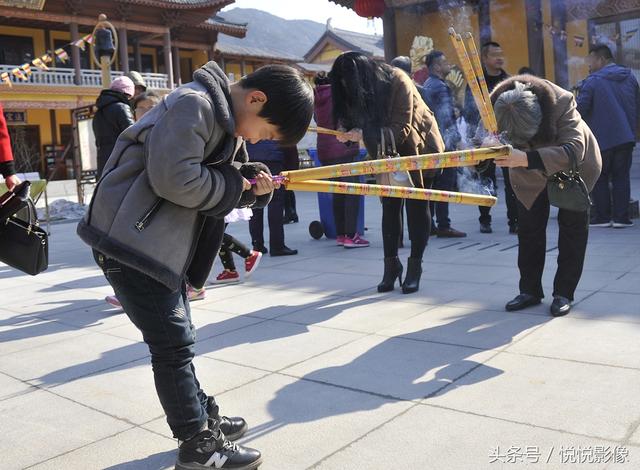 实拍：清明假期寺院上香礼佛10张图