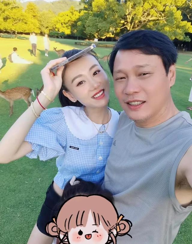 范志毅带老婆参加鹿晗的生日宴,夫妻同框像父女,一双美腿超抢镜