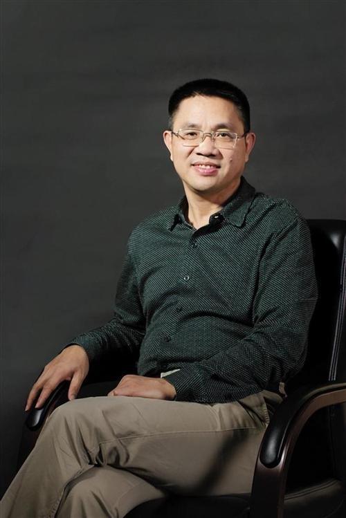 北大“屠夫”:卖猪身价百亿,送乡亲200多套别墅,却说不敢回家
