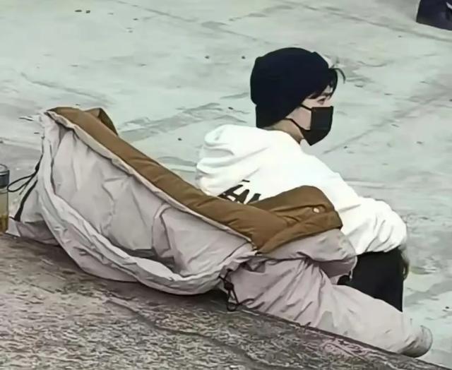 杨洋开法拉利回农村老家过年村头偷偷看打篮球超惬意