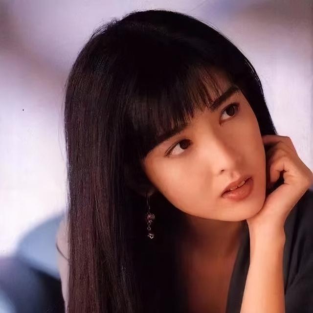 周慧敏提离婚!倪震34年出轨8次,女方忍无可忍,要让他净身出户