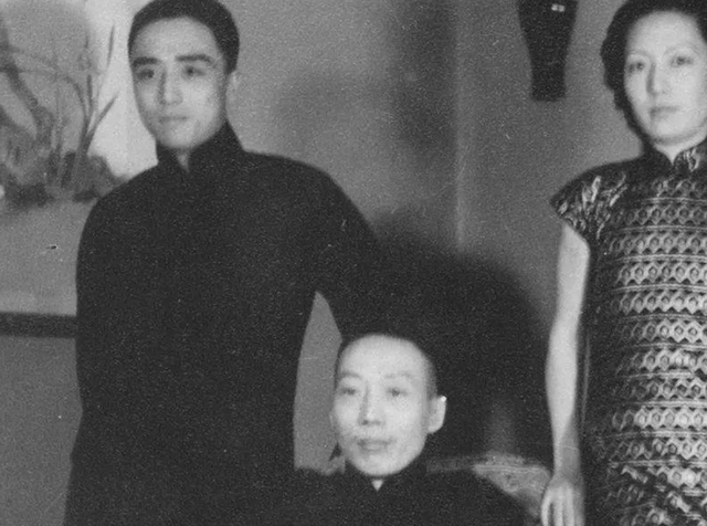唯一儿子被保姆摔死,余叔岩无子送终,死后妻子焚烧他的珍贵遗物