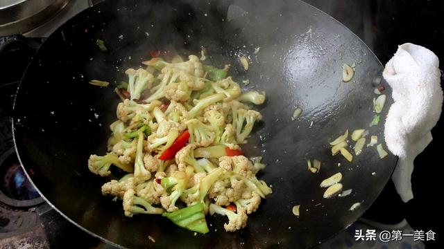 花菜怎样做最好吃,厨师长不焯水不过油,直接下锅爆炒,很想吃