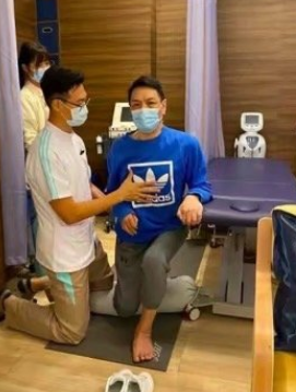 周星驰老搭档“如花”露面,中风后暴瘦70多斤,走路吃力口齿不清引担忧