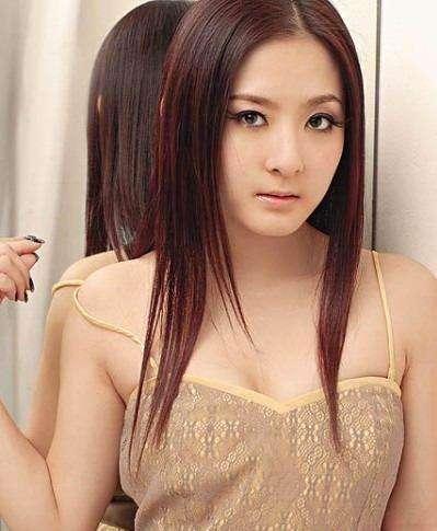 恋上51岁已婚大叔,32岁的香港女星当街失态,为爱着了魔?