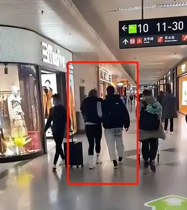 李梦过年太接地气了,手提一袋米回老家过年,低调的不像明星