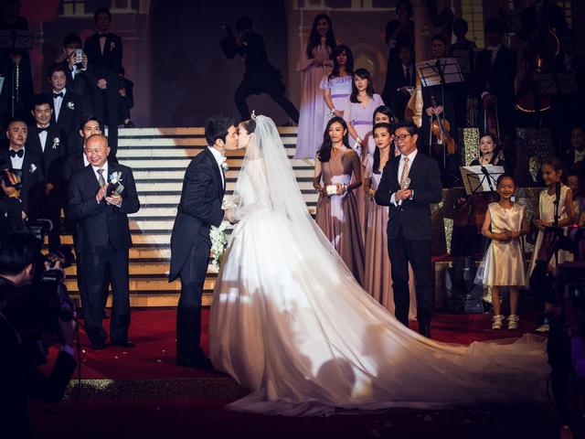 “天使宝宝”上位记,果然与“黄教主”的混乱情史很般配