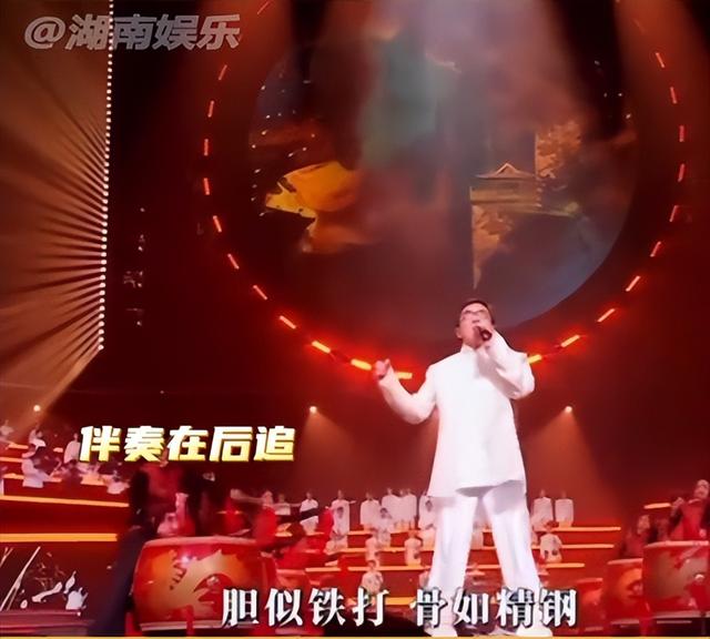 大湾区这夜,70岁成龙唱歌抢拍真尴尬,樊振东忘关麦乱说话丢大人