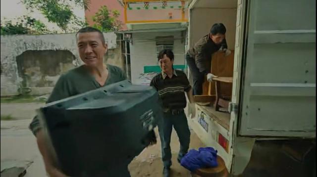 《狂飙》中象征地位的等离子电视,跌倒在一个“贪”字