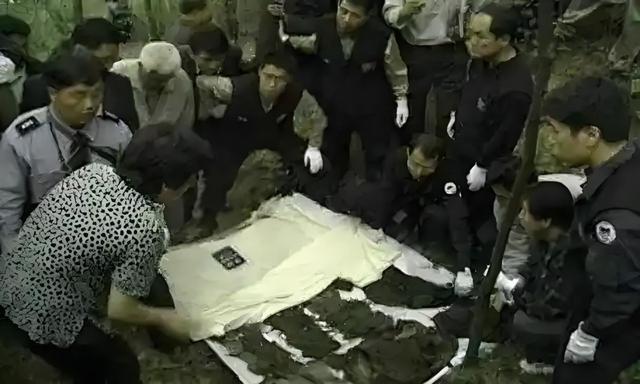 5名小学生上山抓青蛙,突然神秘失踪,11年后被发现埋尸在家门口