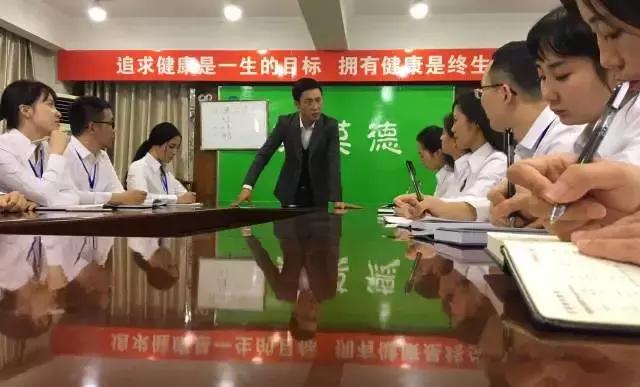 陪父母一起看微电影《较量》,提防“保健品欺诈”陷阱