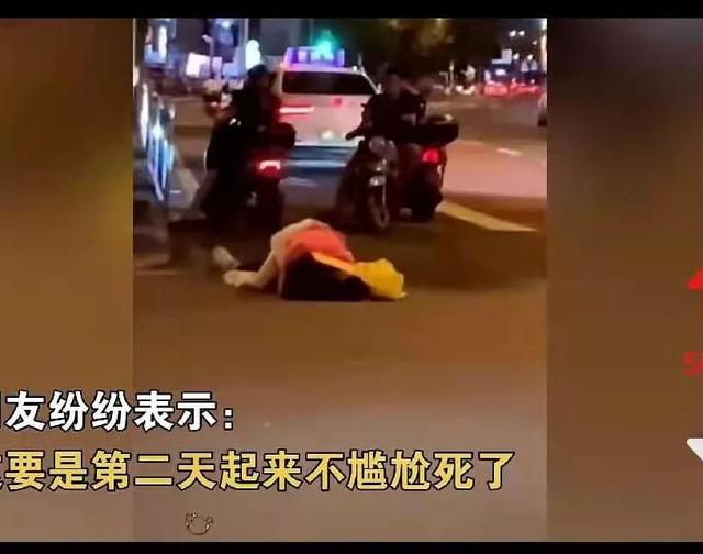女生醉酒强扒男生衣服亲吻,路人不敢上去阻拦,疑不是夫妻