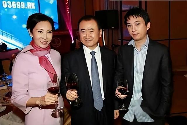 王思聪深夜现身英国 KTV,酒保晒照,20 瓶黑桃 A 超吸睛