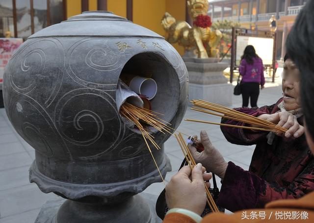 实拍：清明假期寺院上香礼佛10张图
