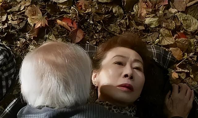 韩国《酒神小姐》:65岁老妇做站街女,撕开老年人的情欲与痛苦