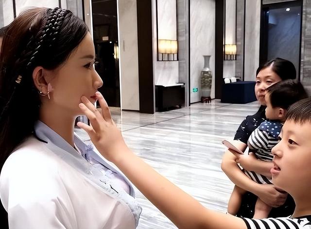 中国超高颜值美女机器人,肤白貌美功能齐全,能带回家做老婆吗?