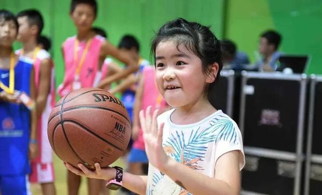 姚明家族亮相阿布扎比,15岁女儿身高超妈,篮球新星崛起?