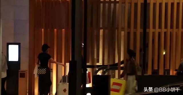 杨幂和父母现身深圳,罕见谈闺女,一个礼物暴露和女儿的真实关系