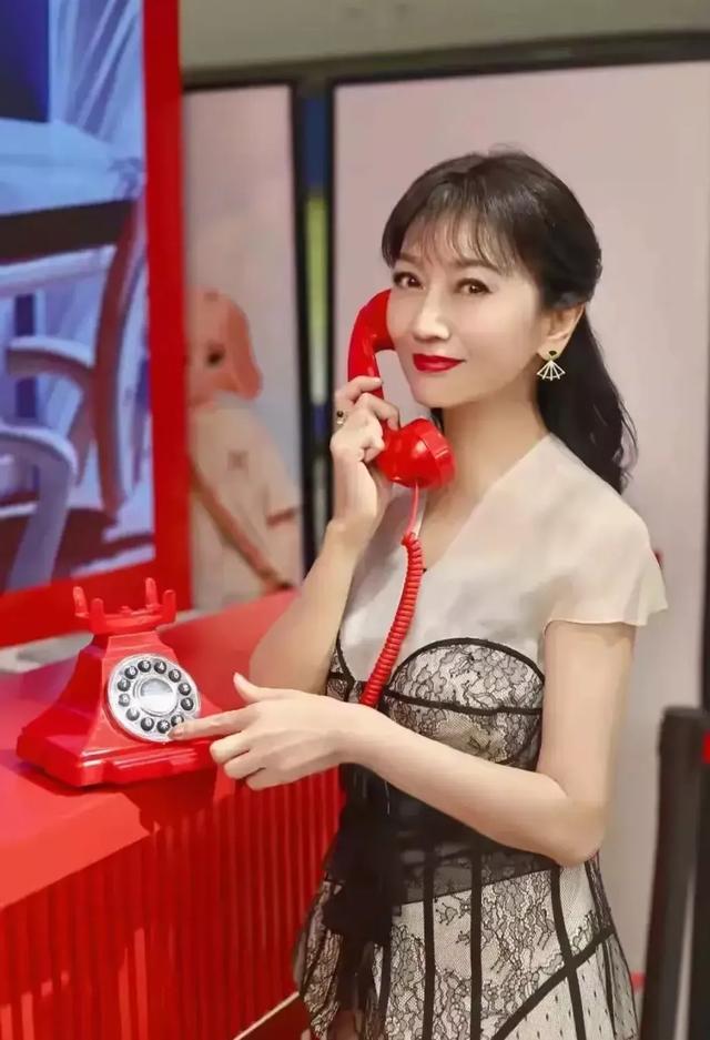 从白素贞到时尚女王,赵雅芝70岁冻龄真相