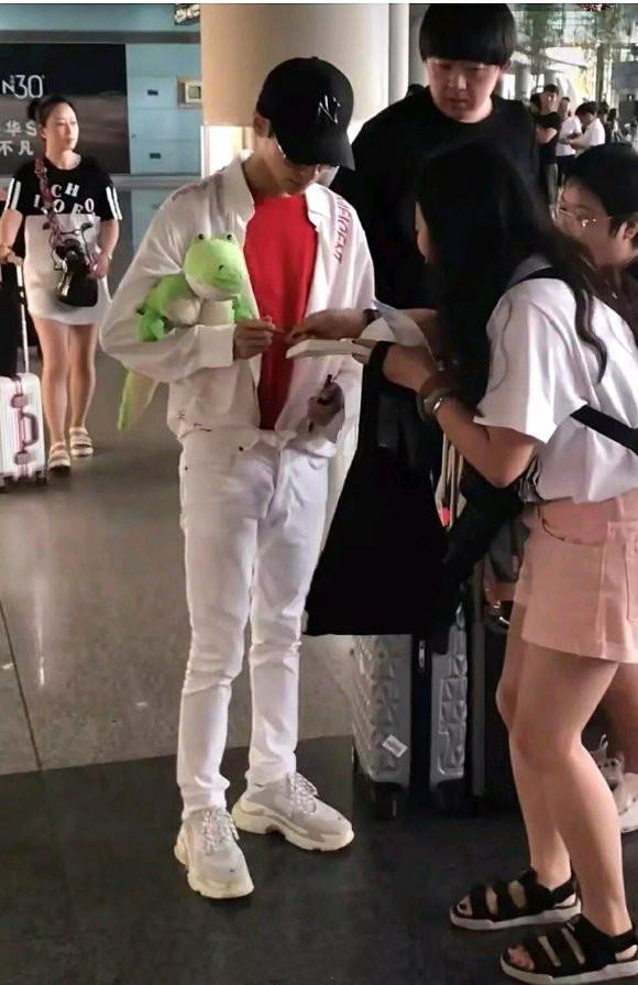 罗云熙有177cm?和同组女演员对比,暴露真实身高