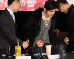周杰伦,一个爱喝奶茶的胖子!网友把他的歌都改成了“胖”……