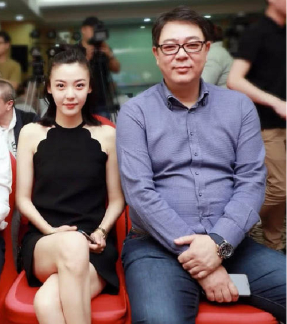 高亚麟携娇妻罕现身,体态饱满肚大如箩,与妻结婚12年不离不弃