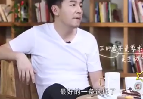 雷佳音罕秀恩爱,外出逛街帮老婆背包,8岁女儿身高优越有气质